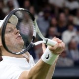 Touché au coude droit, Jannik Sinner doit se soumettre à une IRM mardi KEYSTONE/EPA/NEIL HALL